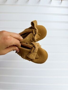 Kids Tan Suede Fringe Moccasin Shoes with Bow. Baby Gap bow soft soled shoe.